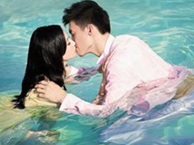 周鹏妻子刘美家庭背景大揭秘 大婚幸福温馨羡煞旁人