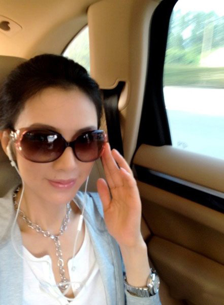 曝尹峰素颜照 43岁少妇似少女