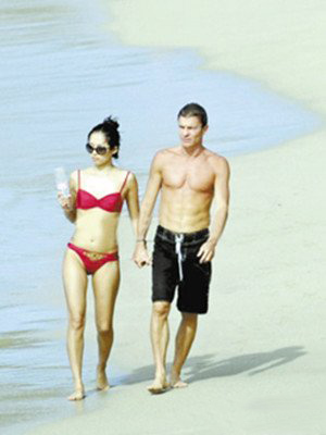 章子怡vivi海滩照曝光 子怡傻眼错愕且愤怒