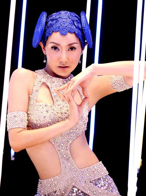 看萨顶顶泳装 告诉你如何既女神又性感 看萨顶顶泳装 告诉你如何既女神又性感