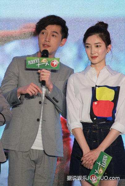 胡歌江疏影分手后首同框 两人通过耳语沟通很主动 胡歌江疏影分手后首同框 两人通过耳语沟通很主动