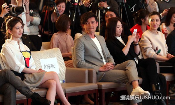 胡歌江疏影分手后首同框 两人通过耳语沟通很主动 胡歌江疏影分手后首同框 两人通过耳语沟通很主动