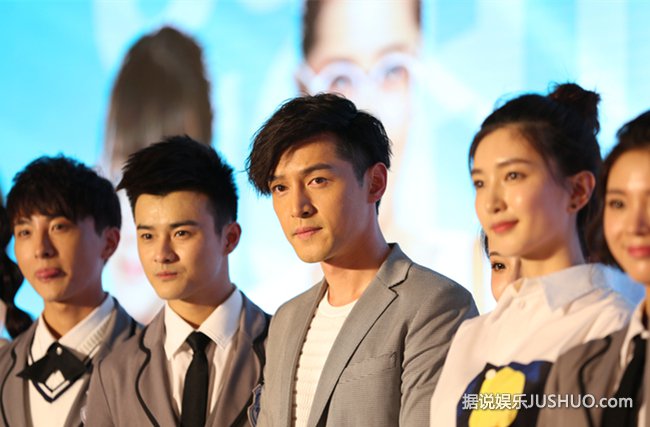 胡歌江疏影分手后首同框 两人通过耳语沟通很主动 胡歌江疏影分手后首同框 两人通过耳语沟通很主动