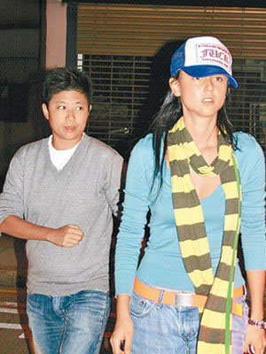 何超琼撇同性密友俞琤 约陈早茵看球