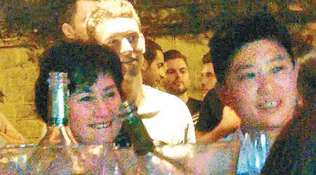 何超琼撇同性密友俞琤 约陈早茵看球