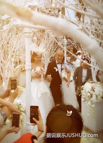 柳岩当伴娘被抓弄 给贾琳点赞！柳岩差点被扔进泳池