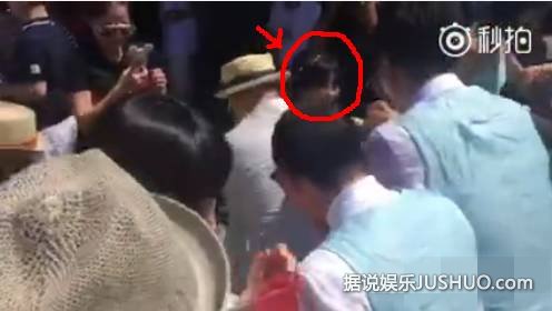 柳岩当伴娘被抓弄 给贾琳点赞！柳岩差点被扔进泳池