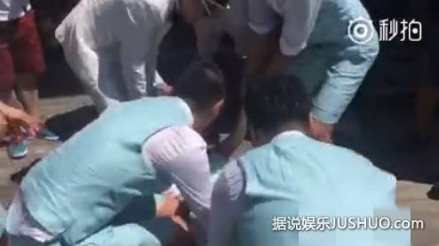 柳岩当伴娘被抓弄 给贾琳点赞！柳岩差点被扔进泳池