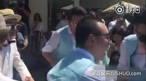 柳岩当伴娘被抓弄 给贾琳点赞！柳岩差点被扔进泳池