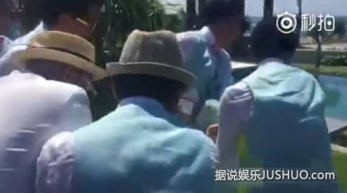 柳岩当伴娘被抓弄 给贾琳点赞！柳岩差点被扔进泳池