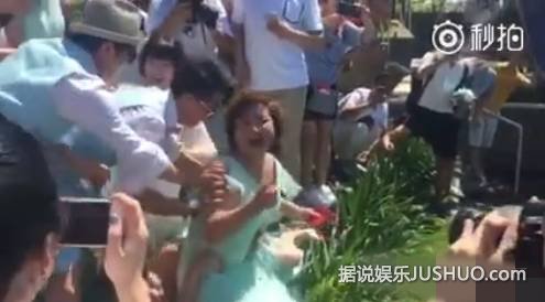 柳岩当伴娘被抓弄 给贾琳点赞！柳岩差点被扔进泳池