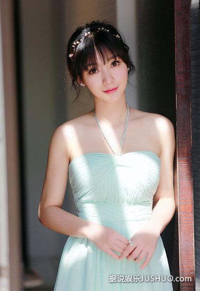 柳岩当伴娘被抓弄 给贾琳点赞！柳岩差点被扔进泳池