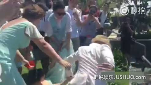 柳岩当伴娘被抓弄 给贾琳点赞！柳岩差点被扔进泳池
