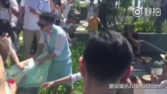 柳岩当伴娘被抓弄 给贾琳点赞！柳岩差点被扔进泳池