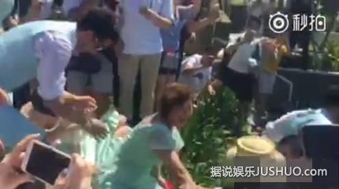 柳岩当伴娘被抓弄 给贾琳点赞！柳岩差点被扔进泳池