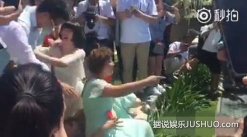 柳岩当伴娘被抓弄 给贾琳点赞！柳岩差点被扔进泳池