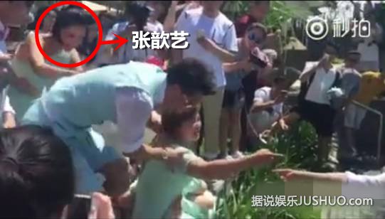 柳岩当伴娘被抓弄 给贾琳点赞！柳岩差点被扔进泳池