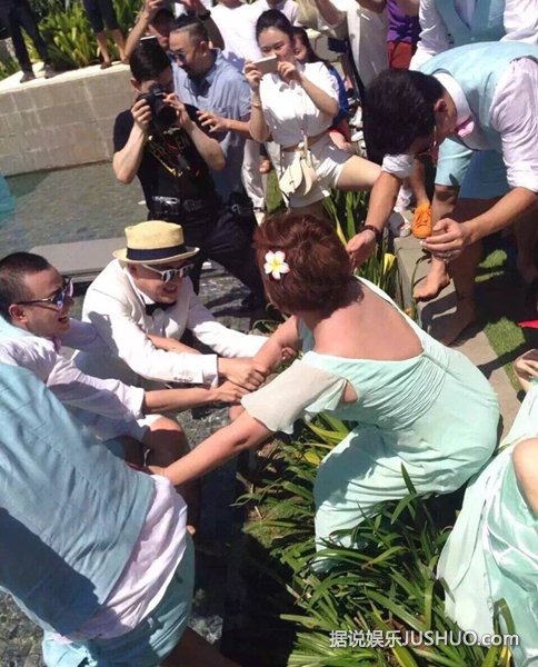 柳岩当伴娘被抓弄 给贾琳点赞！柳岩差点被扔进泳池