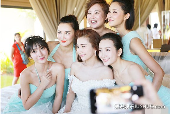 柳岩当伴娘被抓弄 给贾琳点赞！柳岩差点被扔进泳池