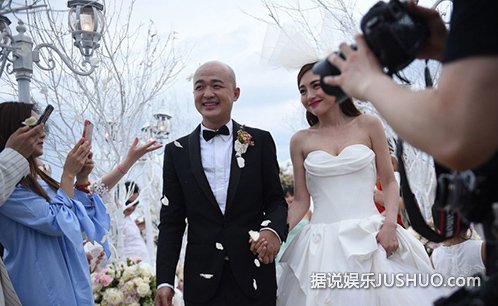 包贝尔婚礼上,柳岩遭伴郎团戏弄险被扔下水 包贝尔婚礼上,柳岩遭伴郎团戏弄险被扔下水