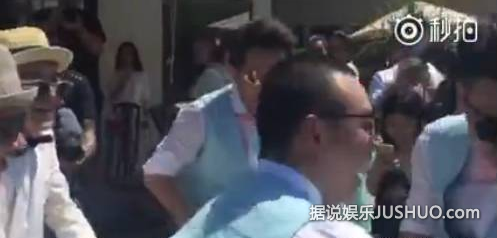 包贝尔婚礼上,柳岩遭伴郎团戏弄险被扔下水 包贝尔婚礼上,柳岩遭伴郎团戏弄险被扔下水