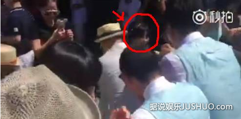 包贝尔婚礼上,柳岩遭伴郎团戏弄险被扔下水 包贝尔婚礼上,柳岩遭伴郎团戏弄险被扔下水