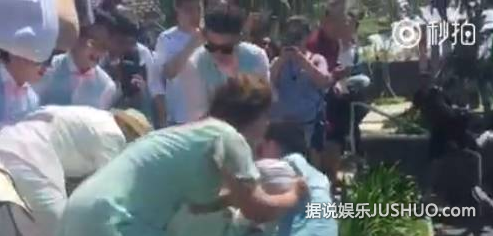 包贝尔婚礼上,柳岩遭伴郎团戏弄险被扔下水 包贝尔婚礼上,柳岩遭伴郎团戏弄险被扔下水