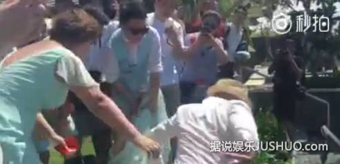包贝尔婚礼上,柳岩遭伴郎团戏弄险被扔下水 包贝尔婚礼上,柳岩遭伴郎团戏弄险被扔下水