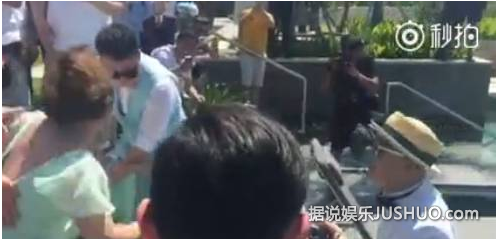 包贝尔婚礼上,柳岩遭伴郎团戏弄险被扔下水 包贝尔婚礼上,柳岩遭伴郎团戏弄险被扔下水