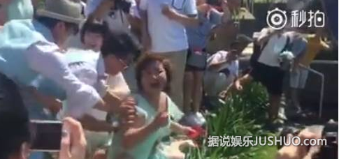 包贝尔婚礼上,柳岩遭伴郎团戏弄险被扔下水 包贝尔婚礼上,柳岩遭伴郎团戏弄险被扔下水
