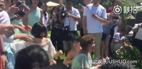 包贝尔婚礼上,柳岩遭伴郎团戏弄险被扔下水 包贝尔婚礼上,柳岩遭伴郎团戏弄险被扔下水