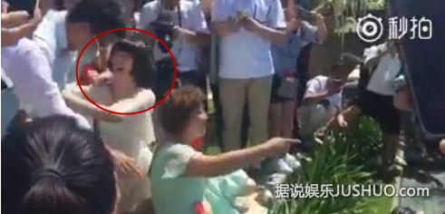 包贝尔婚礼上,柳岩遭伴郎团戏弄险被扔下水 包贝尔婚礼上,柳岩遭伴郎团戏弄险被扔下水