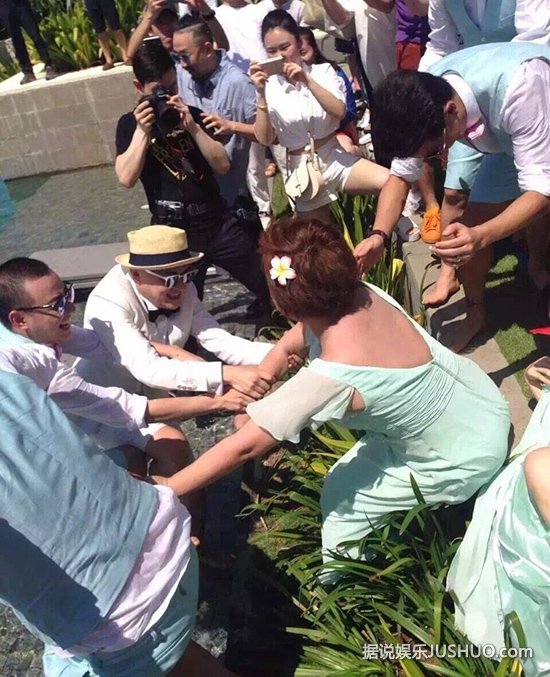 包贝尔婚礼上,柳岩遭伴郎团戏弄险被扔下水 包贝尔婚礼上,柳岩遭伴郎团戏弄险被扔下水