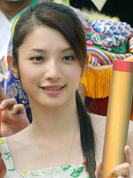 许玮伦车祸现场招魂 许玮伦也曾美若天仙红极一时