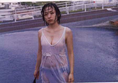 周冬雨性感照清纯不再 周冬雨回应被指没礼貌是无心 周冬雨性感照清纯不再 周冬雨回应被指没礼貌是无心