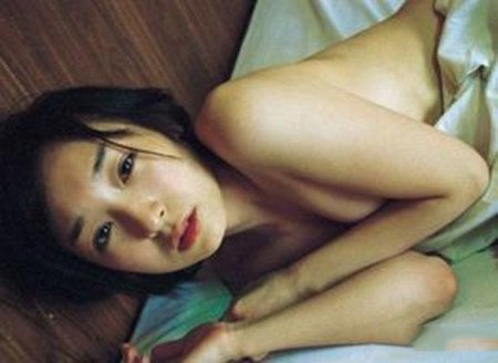 周冬雨性感照清纯不再 周冬雨回应被指没礼貌是无心 周冬雨性感照清纯不再 周冬雨回应被指没礼貌是无心