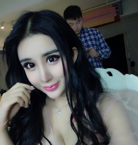 李恩熙整容前照片 15岁少女整容后惊显蜡像脸