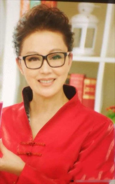 尤小刚岁美妻邬倩倩晒近照 被质疑整容