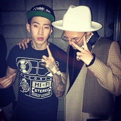 朴宰范权志龙友情认证 夸耀着亲密关系