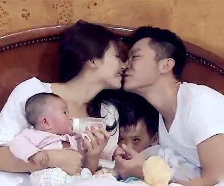 刘涛李晨车震粉丝举牌抗议 现场混乱刘涛惊呆了