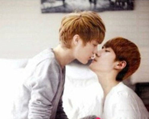 鹿晗吴世勋借位激吻图片曝光 吴世勋鹿晗机场吵架原因