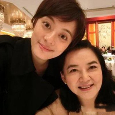 孙俪与胡慧中家族照片曝光 揭两人神秘亲戚关系 孙俪与胡慧中家族照片曝光 揭两人神秘亲戚关系