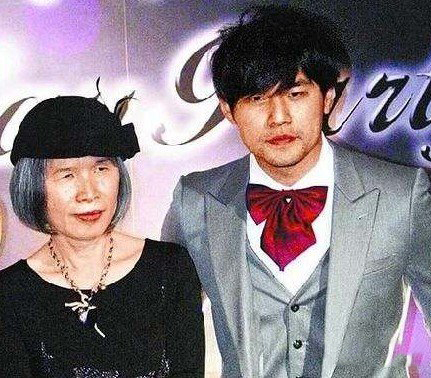 周杰伦妈妈是谁 叶惠美大赞周杰伦孝顺