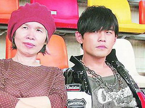 周杰伦妈妈是谁 叶惠美大赞周杰伦孝顺