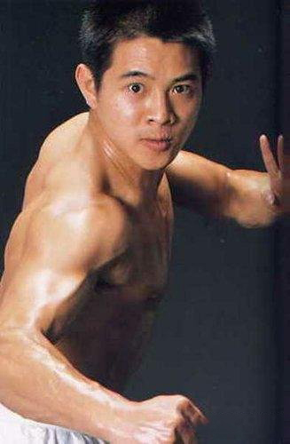 李连杰肌肉曝光 为你揭秘其人生经历