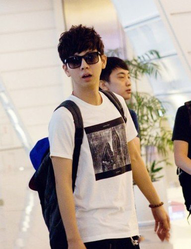 胡夏不戴眼镜照片首度曝光 网友称太帅太惊艳 胡夏不戴眼镜照片首度曝光 网友称太帅太惊艳