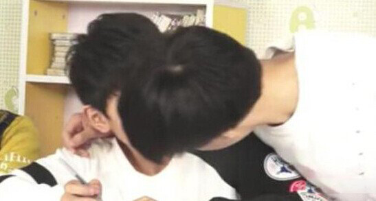 揭秘王俊凯和王源打架 网友好奇是否为同性恋