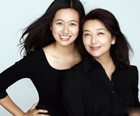 江珊的女儿图片曝光 48岁江珊每日照顾女儿的起居生活