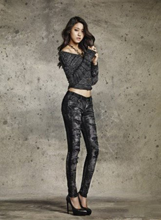 aoa金雪炫性感画报曝光 复古的妆颜让人移不开眼睛