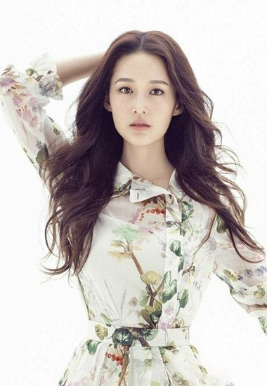 李沁整容前后照片对比 李沁整容后攀上金世佳! 李沁整容前后照片对比 李沁整容后攀上金世佳!